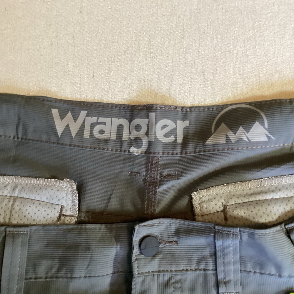 Wrangler Men's Gray Performance Shorts Size 46  Relaxed Fit NWT - Picture 4 of 4